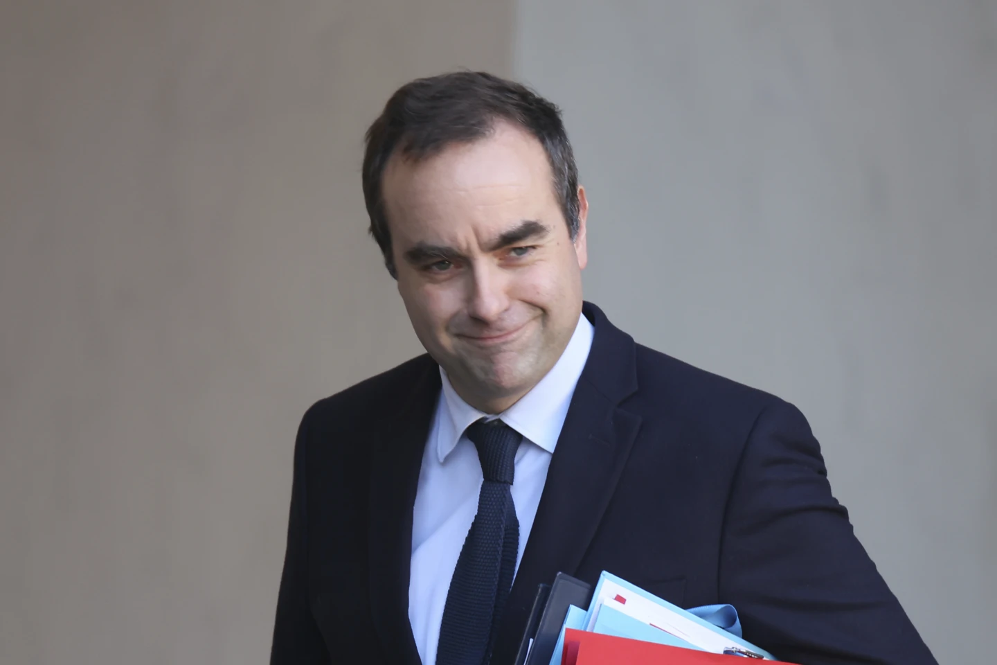 New Prime Minister of France Faces Immediate Budget Challenges
