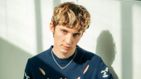 Controversy Over Unsolicited Beauty Advice: The Case of Troye Sivan and Dr. Zayn Khalid Majeed