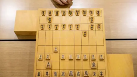 Shogi Player Advocates for Change in Pregnancy Policies
