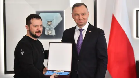 Zelensky Returns Poland’s White Eagle After Award Stripped Amid WWII Legacy Row