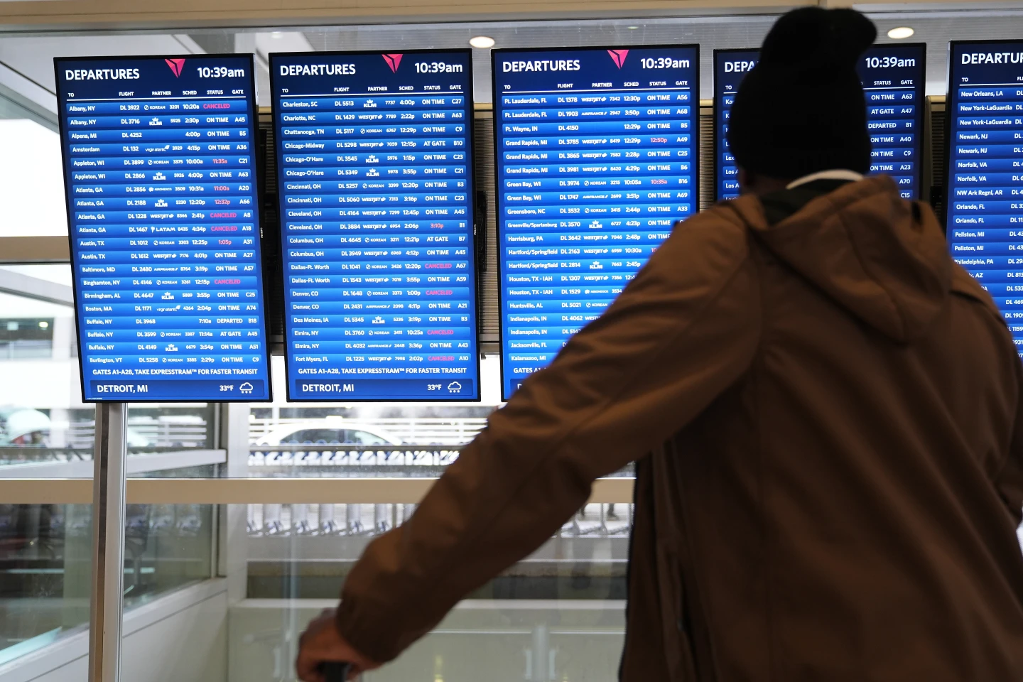 Impending Airport Crisis: Government Shutdown Threatens Holiday Travel