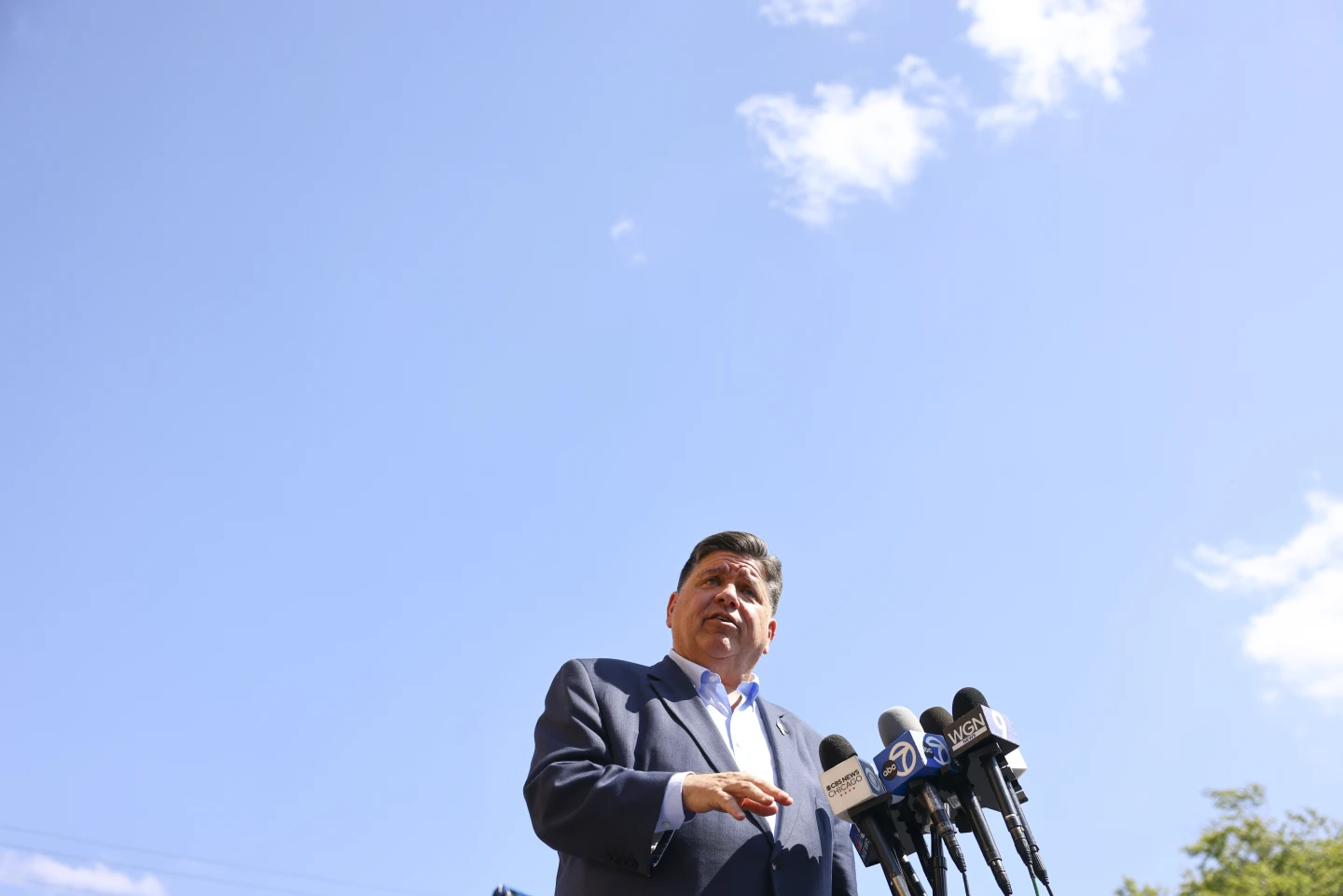 Illinois Governor Denounces Federal Troop Deployment Amid Ongoing State Tensions