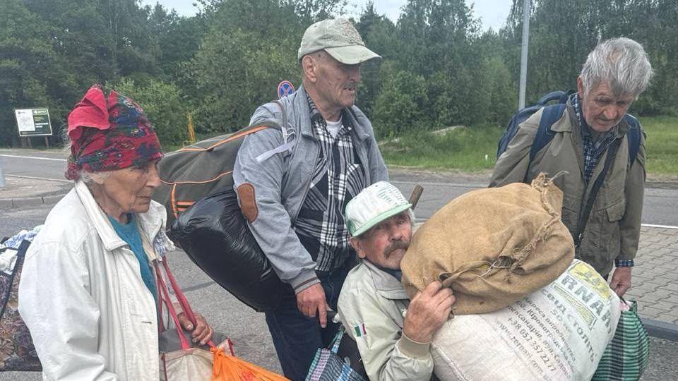 People leaving Oleshky