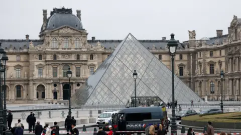 Louvre Museum Heist Involves Local Criminals, Not Organized Crime