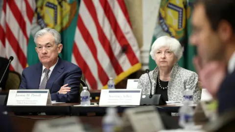 Former Fed Leaders Speak Out Against Investigation of Jerome Powell